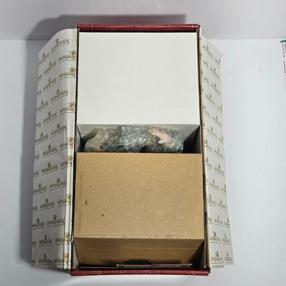 Ashton Drake Amelia Picture Books in Winter Porcelain Doll 76603-C1 New in Box
